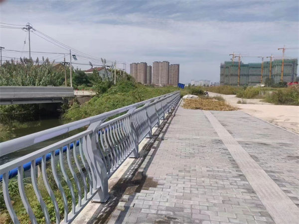 正规厂家江西同城《鑫鲁源》桥梁碳钢防撞护栏规范