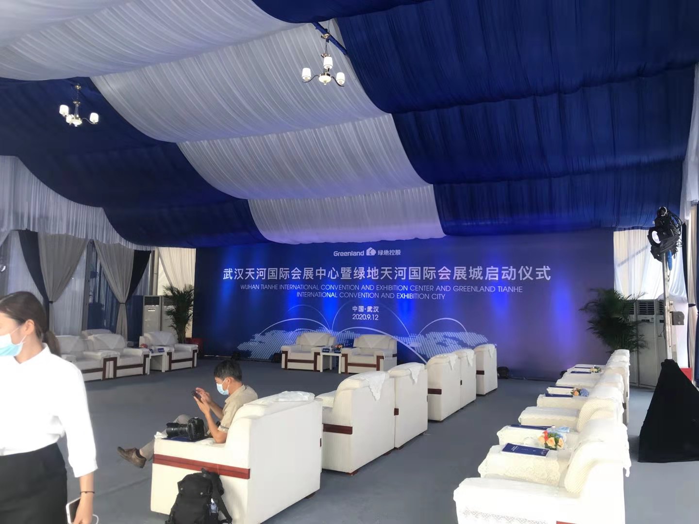 武汉华中科技大学体育馆玻璃蓬房搭建